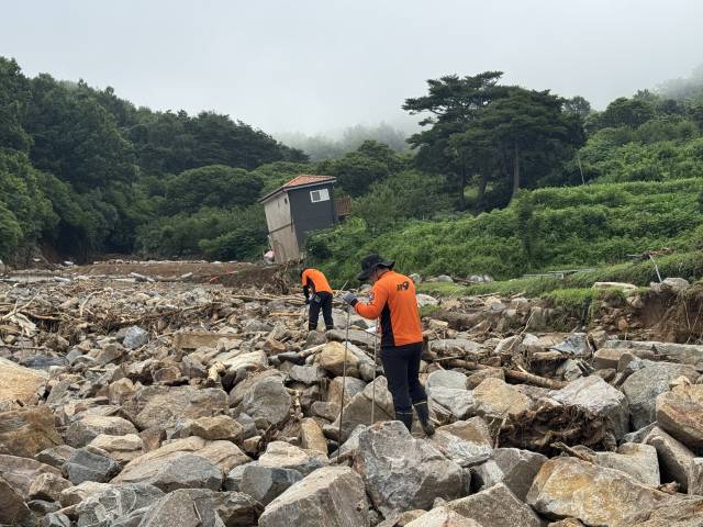 경남소방본부 대원들이 22일 경남 산청군 모고리 일대를 수색하고 있다. 경남소방본부 제공