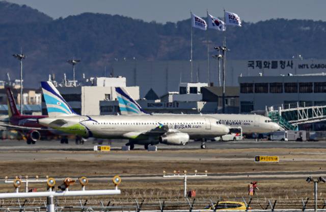 대한항공과 아시아나항공 합병 여파로 에어부산이 부산~필리핀 세부 등 폐지된 노선의 운항을 재개한다. 부산 김해국제공항 활주로에서 이동하는 에어부산 항공기. 부산일보DB