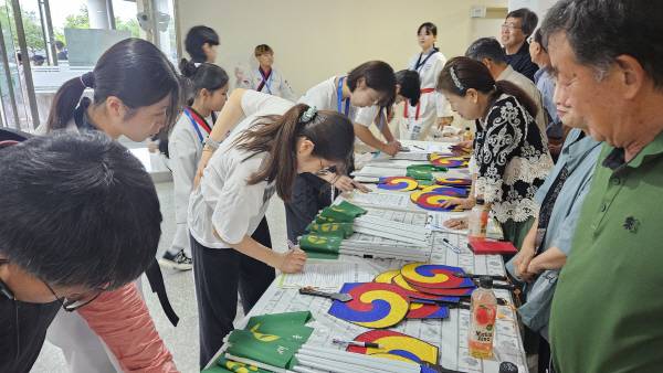 새마을재단이 19일 상주에서 열린 '2025 박정희컵 국제오픈태권도대회'에서 새마을운동을 홍보하고 있다. 새마을재단