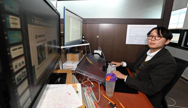 지역언론인이자 청년활동가인 최학수씨가 주간함양 사무실에서 PPT를 만들고 있다./성승건 기자/