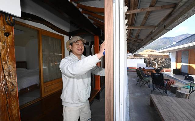 고성군 거류면에서 시골 체험 숙박공간인 ‘풀빛고성’을 운영 중인 황정호씨가 유리창을 닦고 있다./성승건 기자/