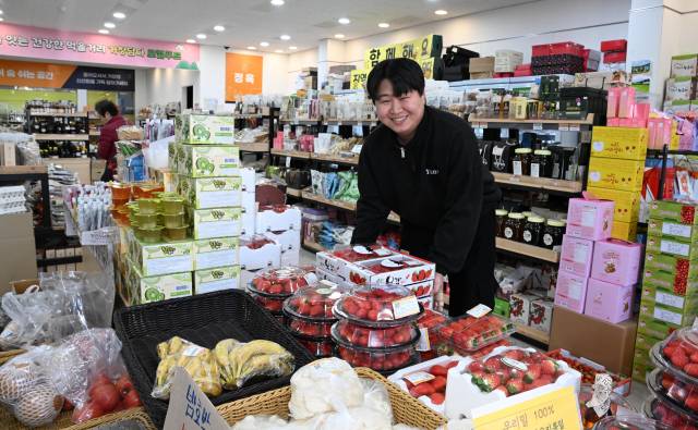 거창군 거창읍에서 로컬푸드 가게인 ‘거창담다’에서 물류팀장으로 일하는 신행재씨가 상품을 정리하고 있다./성승건 기자/