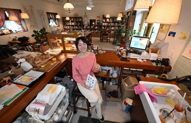 통영 고양이회관 김소미 대표가 환하게 웃고 있다./성승건 기자/