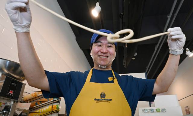 양창민 앤티앤스프레즐 양산물금점 대표가 양산시 물금읍의 매장에서 프레즐을 만들고 있다./김승권 기자/