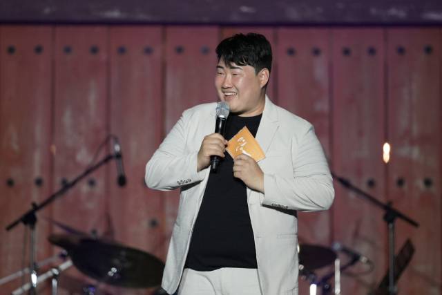 전민수씨가 지난 2023년 김해에서 열린 ‘김해 뮤직페스티벌 연어’ 본무대서 MC를 맡아 진행을 하고 있다./본인 제공/