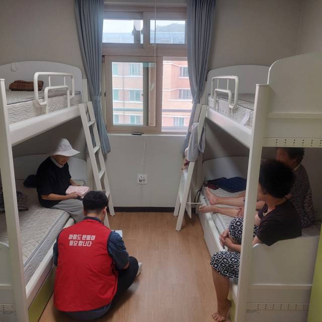 집중호우로 피해를 입은 도민을 대상으로 재난심리지원을 위한 이동형 심리상담소가 운영 중이다./경남도/