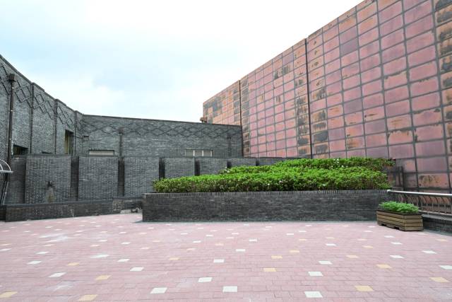 철광석과 숯을 형상화한 검은색 벽돌과 시간이 지남에 따라 녹의 옷을 입는 철판은 제련되는 쇠의 변화를 보여준다./성승건 기자/