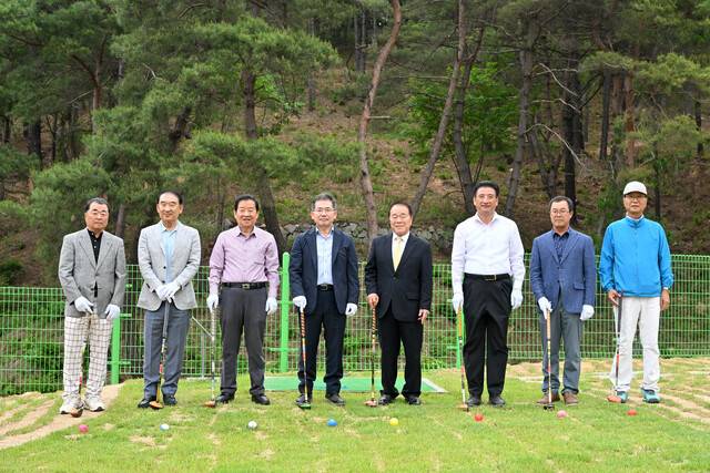 효령면 파크골프장(위천수변공원 내) 개장 후 김진열 군수 등이 기념촬영을 하고 있다.