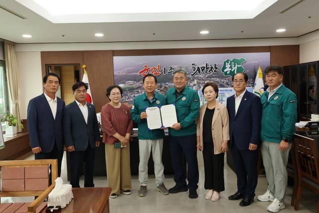 지난 18일 봉화군의회 의원들이 박현국 봉화군수에게 '석포제련소 토양정화 문제의 합리적 해결을 위한 건의서'를 전달하고 있다. 봉화군의회 제공