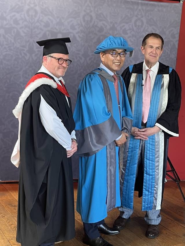 경북 칠곡 출신인 박영준 안세재단 이사장(가운데)이 최근 영국 킹스턴대학교에서 명예박사학위를 수여받았다 박영준 이사장 제공.