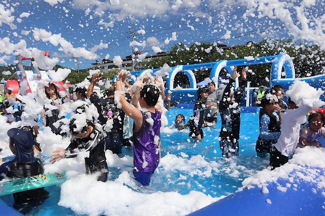 지난해 봉화은어축제장에서 열린 어린이 워터파크에서 참가자들이 물놀이와 비눗방울 퍼포먼스를 즐기고 있다. <봉화군 제공>