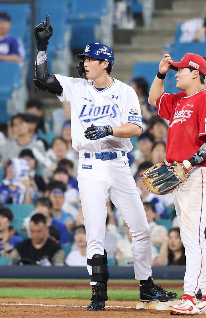 22일 오후 6시30분 대구 삼성라이온즈파크에서 열린 '2025 신한 SOL 뱅크 KBO리그' 삼성 라이온즈와 SSG 랜더스 경기에서 구자욱이 안타를 친 후 출루했다. 이날 구자욱은 11시즌 연속 100안타를 기록했다. <삼성 라이온즈 제공>