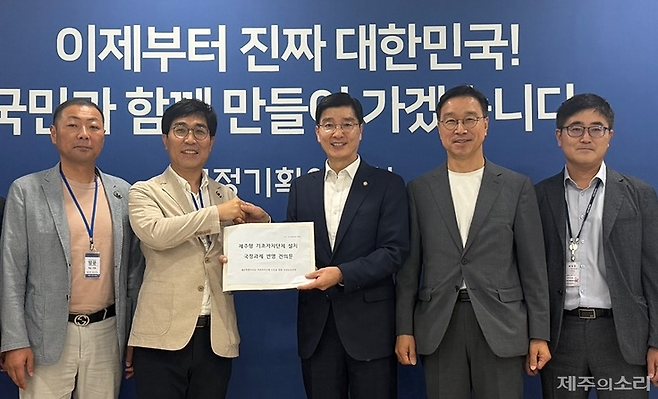 21일 건의문 전달 모습.