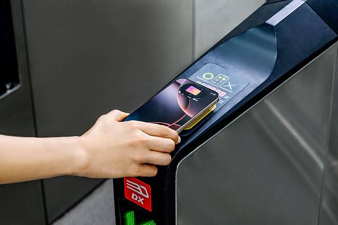 애플페이 교통카드 서비스 시연 모습. /사진=애플 제공