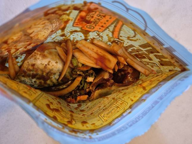 10분쿡에 고등어와 양파, 파를 넣은 모습. 이대로 지퍼백을 닫고 전자레인지에 돌리면 된다./사진=김아름 기자 armijjang@