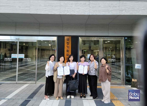 21일 '영유아교육의 국가책임을 요구하는 관련 학술단체 및 학부모 시민단체'는 국정기획위원회 사회 2분과를 방문해 이재명 정부의 성공적 유보통합 정책을 위한 '국가책임제 영유아 공교육' 긴급제안서를 전달했다. ⓒ영유아교육의 국가책임을 요구하는 관련 학술단체 및 학부모 시민단체