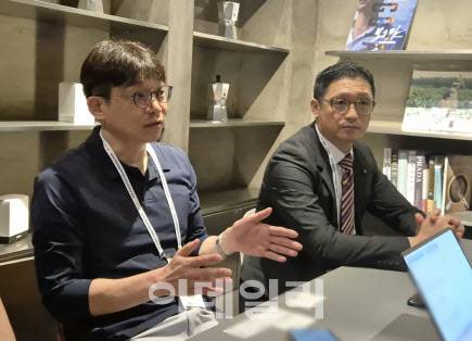 Voronoi CEO Kim Dae-kwon(left) speaks in a joint interview with Kim Sung-hwan, head of Voronoi Research Institute(right), following the conclusion of the Asian Oncology Society International Congress 2025 (AOS 2025) held on July 3 at COEX in Seoul’s Samseong-dong. (Photo by Sae-mi Kim, Edaily)