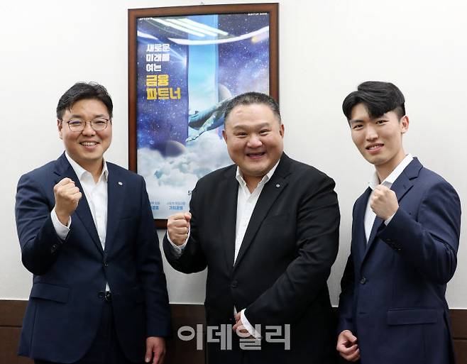 [이데일리 김태형 기자] 양기태(가운데) 수협은행 부행장보가 22일 서울 송파구 수협은행 본사에서 이데일리와 인터뷰를 하고 유형근(왼쪽) 리스크관리부장, 송근우 리스크관리부 계장과 포즈를 취하고 있다.