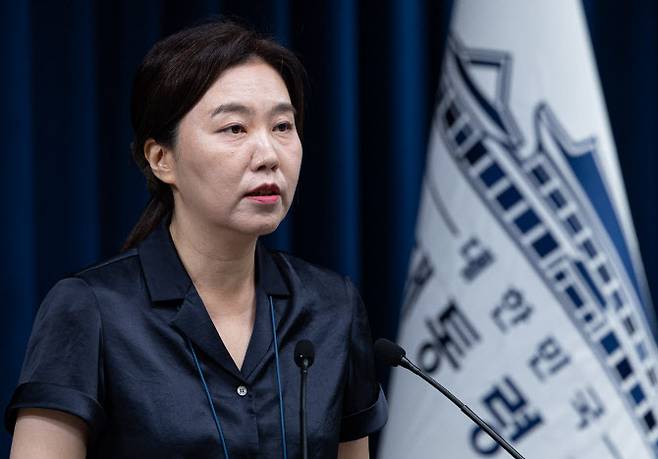 강유정 대통령실 대변인이 22일 서울 용산 대통령실 청사에서 강준욱 국민통합비서관 자진사퇴 관련 브리핑을 하고 있다.(사진=뉴스1)