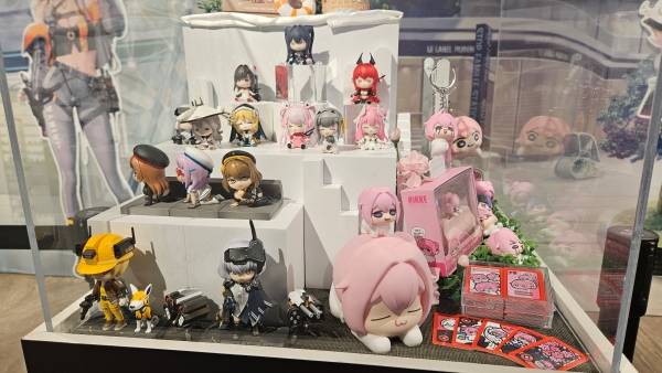 - 다양한 굿즈로도 출시돼 팬층을 중심으로 인기를 끌고 있다