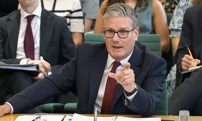 영국 의회 영상기록부(PRU)에서 제공한 화면에서, 2025년 7월 21일 런던에서 열린 의회 교섭위원회 청문회 중 발언하는 키어 스타머 영국 총리의 모습이 포착되고 있다.