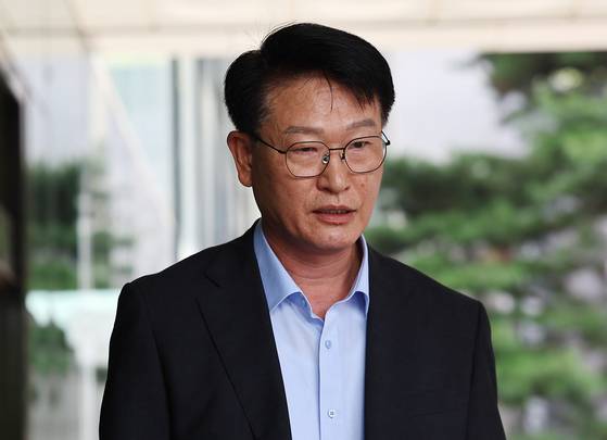 이영팔 소방청 차장이 22일 서울 서초구 서울고등법원에 마련된 내란 특검 사무실로 향하고 있다. 〈사진=연합뉴스〉