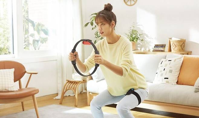닌텐도의 '링 피트 어드벤처'는 운동기구를 닮은 자체 컨트롤러를 사용해 홈트레이닝 효과를 극대화시켜주는 게임이다. [사진=닌텐도 홈페이지]