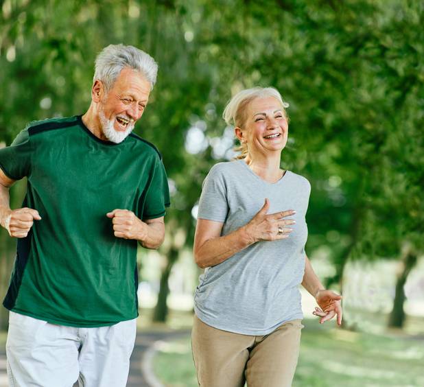 나이가 들수록 규칙적인 운동과 건강식단, 스트레스 해소 등으로 '생물학적 나이'를 젊게 하는 게 중요하다. 고관절이 부러진 노인 환자의 생존율을 좌우하는 요소로 생물학적 나이, 섬망, 동반질환 등을 꼽을 수 있다.[사진=게티이미지뱅크]