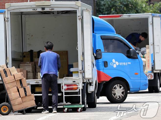 연일 폭염이 이어지고 있는 9일 서울 시내 한 택배물류센터에서 노동자가 택배 분류 작업을 하고 있다. 2025.7.9/뉴스1 ⓒ News1 황기선 기자