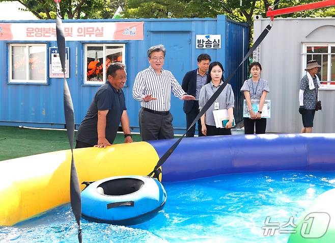 정용래 유성구청장이 개장을 앞둔 연구단지 종합운동장내 어린이 물놀이장을 점검하고 있다.(유성구 제공. 재판매 및 DB금지)/뉴스1