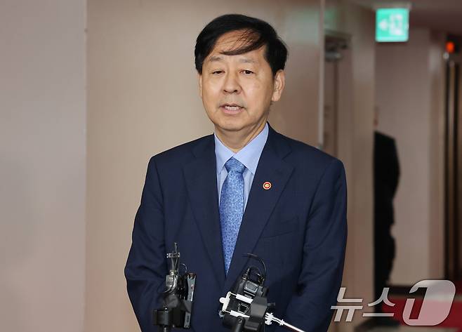 구윤철 경제부총리 겸 기획재정부 장관이 22일 오전 서울 종로구 정부서울청사에서 미국 통상 협상을 앞두고 열린 비공개 대외경제장관회의를 마치고 취재진의 질문에 답하고 있다. 2025.7.22/뉴스1 ⓒ News1 임세영 기자
