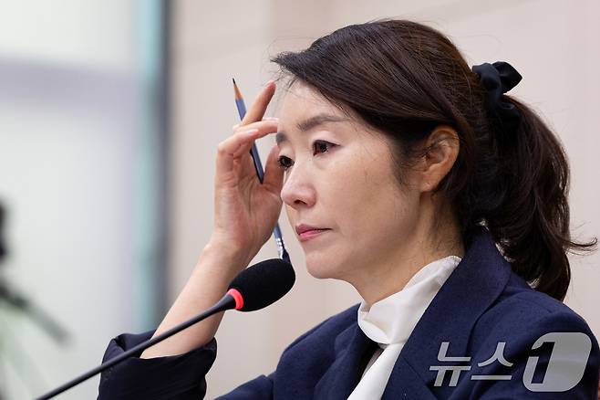 강선우 여성가족부 장관 후보자가 14일 서울 여의도 국회에서 열린 인사청문회에 출석해 의원 질의를 경청하며 머리카락을 쓸어 넘기고 있다. 2025.7.14/뉴스1 ⓒ News1 유승관 기자