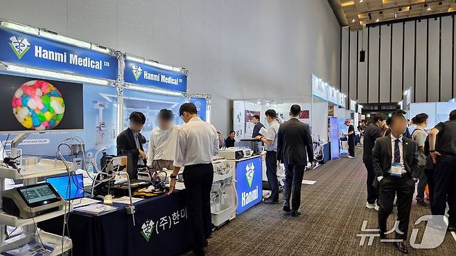 주식회사 한미가 20일 수원컨벤션센터에서 열린 경기수의컨퍼런스에서 제품을 선보이고 있다. ⓒ 뉴스1
