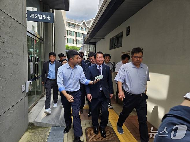 신경호 강원도교육감이 22일 춘천지법에서 열린 결심 공판을 마친 뒤 기자의 질문에 아무런 답변을 하지 않은 채 법정을 빠져나가고 있다.2025.7.22 한귀섭 기자