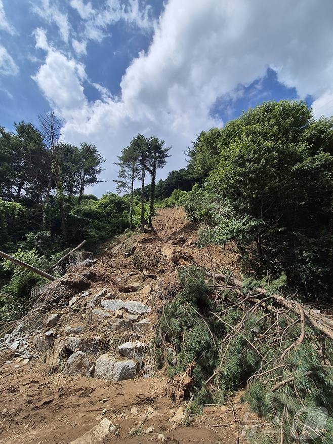 21일 경기 가평군 조종면 마일1리가 전날 발생한 산사태로 전봇대가 쓰러지고 도로가 유실되는 등 큰 피해를 입었다.2025.07.21/뉴스1 ⓒ News1 양희문 기자