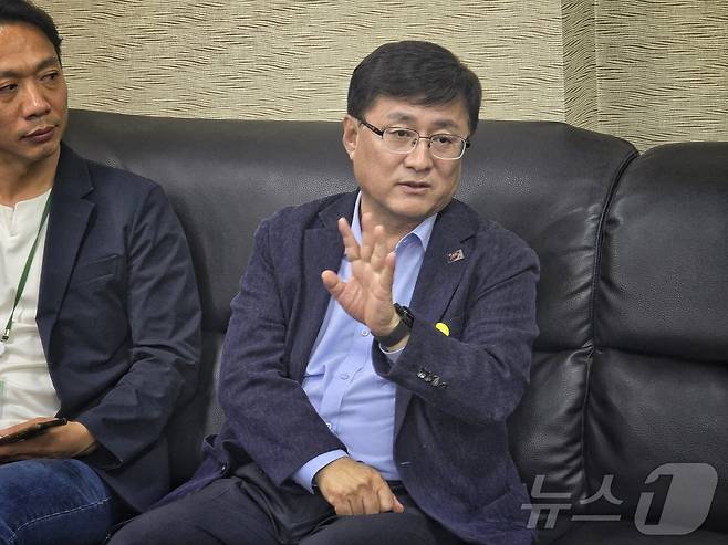 김성환 신임 환경부 장관이 22일 오후 정부세종청사 기자실에서 기자들에게 취임 소회와 이재명 정부 환경 정책에 대해 소개하고 있다. 2025.7.22/뉴스1 ⓒ News1 황덕현 기후환경전문기자