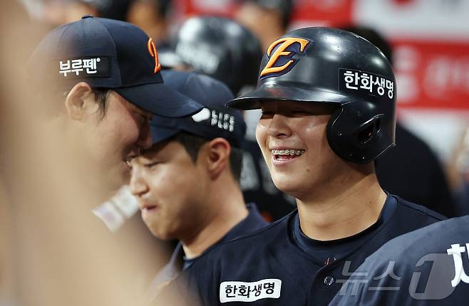 4일 오후 서울 구로구 고척스카이돔에서 열린 프로야구 '2025 신한 SOL뱅크 KBO 리그' 한화 이글스와 키움 히어로즈의 경기, 한화 노시환이 9회초 1사 역전 솔로홈런을 친 뒤 더그아웃에서 동료들의 축하를 받고 있다. 2025.7.4/뉴스1 ⓒ News1 김진환 기자