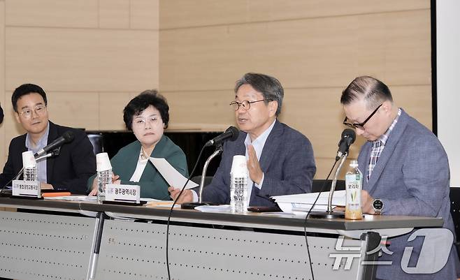 강기정 광주시장이 22일 오후 광주교통문화연수원에서 열린 ‘택시요금 현실화를 위한 광주시민 공청회’에 참석해 택시요금 적정 산정 용역 결과를 공유한 뒤 의견을 나누고 있다. (광주시 제공. 재판매 및 DB 금지) 2025.7.22/뉴스1