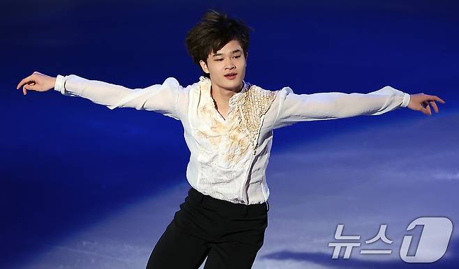 피겨 김현겸이 23일 서울 양천구 목동아이스링크에서 열린 2025 ISU 사대륙 피겨스케이팅 선수권대회 갈라공연에서 퍼포먼스를 펼치고 있다. 2025.2.23/뉴스1 ⓒ News1 김진환 기자