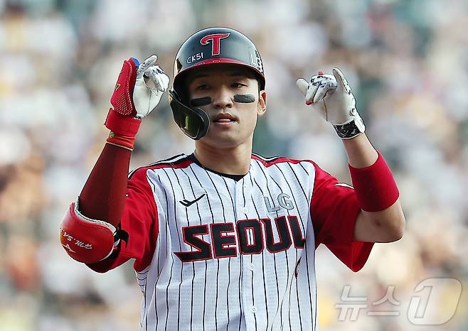 22일 오후 서울 송파구 잠실야구장에서 열린 프로야구 '2025 신한 SOL뱅크 KBO 리그' LG 트윈스와 두산 베어스의 경기, LG 박해민이 3회말 1사 1,3루 상황 적시타를 친 뒤 세리머니를 하고 있다. 2025.6.22/뉴스1 ⓒ News1 김진환 기자