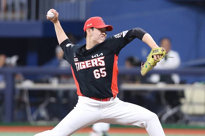 KIA 성영탁이 서울 고척스카이돔에서 열린 2025 KBO리그 정규시즌 키움전에 등판해 공을 던지고 있다. 사진 | KIA 타이거즈