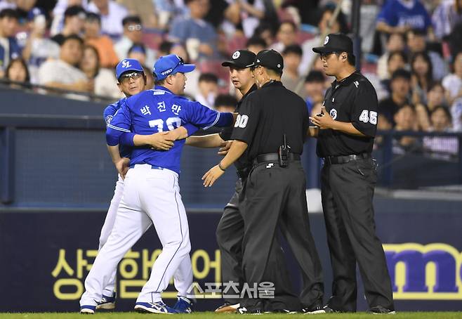삼성 박진만 감독이 2일 서울 잠실구장에서 열린 2025 KBO리그 두산과 경기 7회말 상대 김재환 노스윙 판정에 김선수 3루심에 항의하고 있다. 잠실 | 최승섭기자 thunder@sportsseoul.com