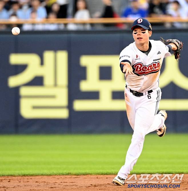 3일 잠실야구장에서 열린 삼성과 두산의 경기, 4회초 1사 1루 오명진이 구자욱의 땅볼타구를 잡아 병살로 이어가고 있다. 잠실=허상욱 기자wook@sportschosun.com/2025.07.03/