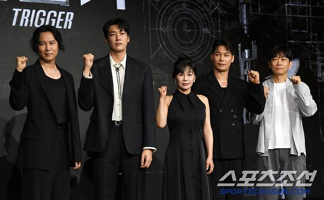 넷플릭스 시리즈 트리거 제작발표회가 22일 서울 마포구 호텔 나루 서울 엠갤러리에서 열렸다. 배우 김남길, 김영광, 길해연, 박훈, 권오승 감독이 포토타임을 갖고 있다. 마포=박재만 기자 pjm@sportschosun.com/2025.07.22/