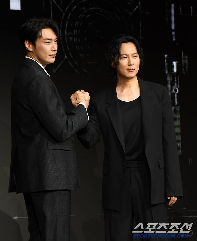 넷플릭스 시리즈 트리거 제작발표회가 22일 서울 마포구 호텔 나루 서울 엠갤러리에서 열렸다. 배우 김영광, 김남길이 포토타임을 갖고 있다. 마포=박재만 기자 pjm@sportschosun.com/2025.07.22/