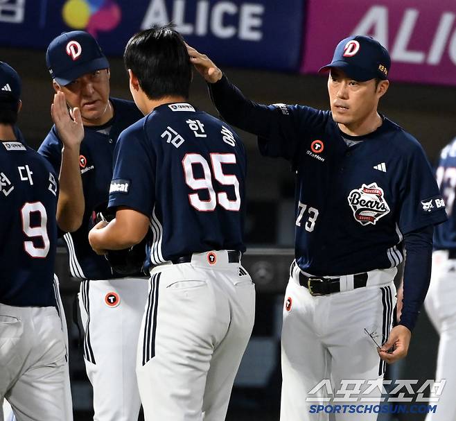 10일 부산 사직야구장에서 열린 두산과 롯데의 경기, 두산이 9대0으로 승리했다. 선수들을 맞이하는 조성환 감독대행의 모습. 부산=허상욱 기자wook@sportschosun.com/2025.07.10/