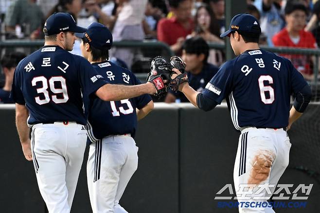 10일 부산 사직야구장에서 열린 두산과 롯데의 경기, 4회말 두산 잭로그가 이닝을 끝낸 후 이유찬 오명진과 하이파이브를 하고 있다. 부산=허상욱 기자wook@sportschosun.com/2025.07.10/