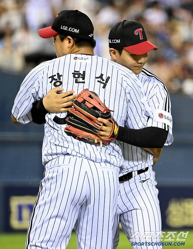 19일 잠실야구장에서 열린 롯데와 LG의 경기, 7회초 1사 1,2루 문보경이 황성빈의 타구를 잡아 병살로 이어가며 이닝을 끝낸 후 장현식과 포옹하고 있다. 잠실=허상욱 기자wook@sportschosun.com/2025.07.19/