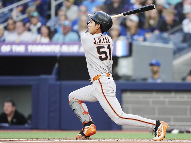 San Francisco Giants' Jung Hoo Lee (51) hits a single against the Toronto Blue Jays during second inning of a baseball game in Toronto, Friday, July 18, 2025. (Nathan Denette/The Canadian Press via AP) MANDATORY CREDIT







<저작권자(c) 연합뉴스, 무단 전재-재배포, AI 학습 및 활용 금지>