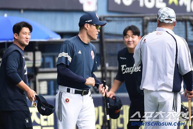 한화 선수들의 인사를 받고 있는 두산 조성환 대행.
